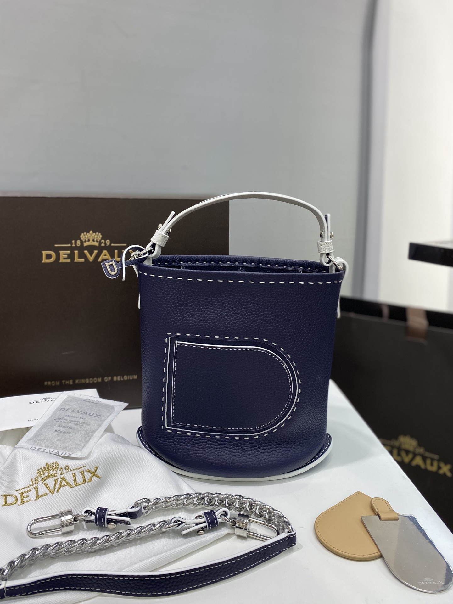 델보 팽 미니 버킷 크로스백